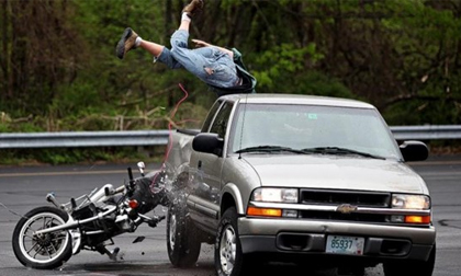 Những pha tai nạn kinh hoàng giữa ô tô và mô tô