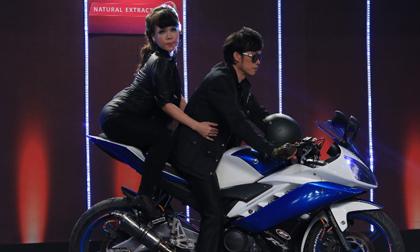 ‘Vợ chồng’ Hoài Linh đi motor lên sân khấu