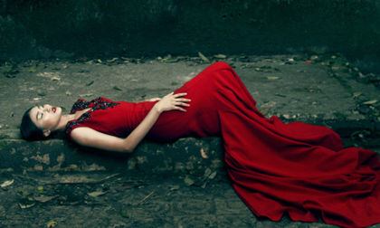 Chân dài Kim Nhung đẹp bí ẩn với thiết kế của Đỗ Mạnh Cường