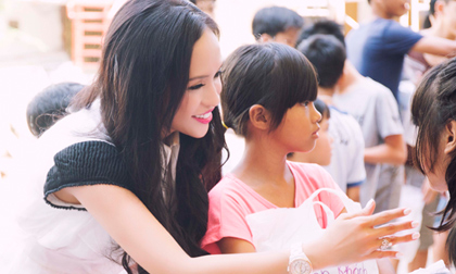 Hoa Hậu Aleyah Huỳnh Ánh Thu về Việt Nam làm từ thiện