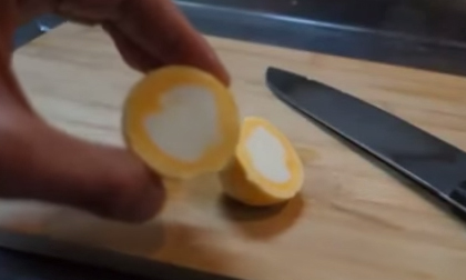 Tuyệt chiêu luộc trứng đảo lòng siêu độc đáo