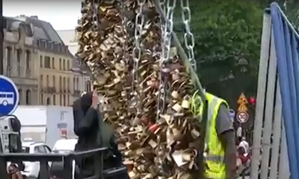 'Cầu tình yêu' nổi tiếng tại Pháp bị phá bỏ