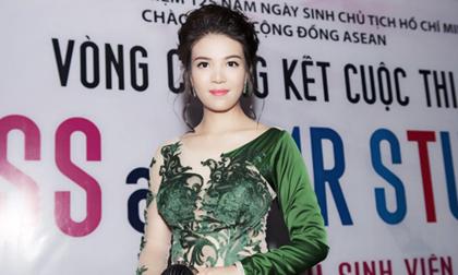 Trương Mi Ngọc diện đầm xanh quyến rũ đi làm giám khảo