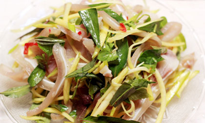 Cách làm gỏi tai heo xoài xanh nhâm nhi ngày nắng