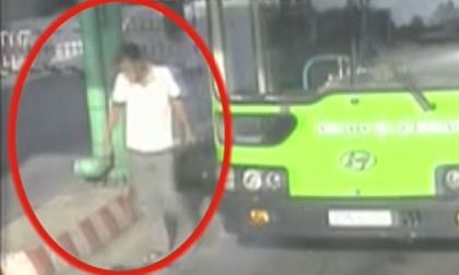 Hung thủ đâm phụ xe buýt rồi ngang nhiên xuống xe