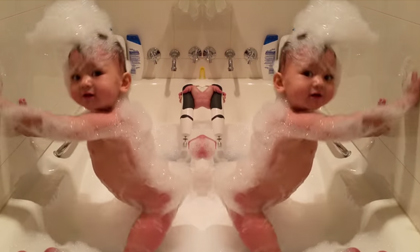 Điệu 'ngoáy mông' siêu dễ thương của bé trai gây sốt cộng đồng mạng