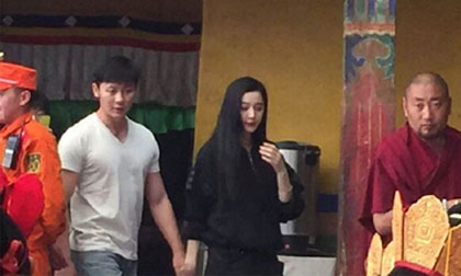 Phạm Băng Băng và Lý Thần nắm tay nhau đi lễ chùa 