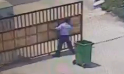 Thiệt mạng vì bị cổng sắt đè