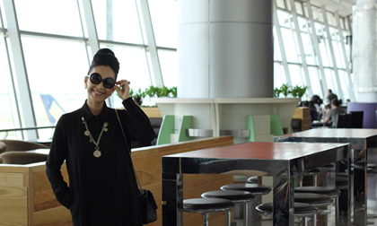 Diễm My rạng rỡ tại sân bay trước khi sang Mỹ dự tiệc thời trang