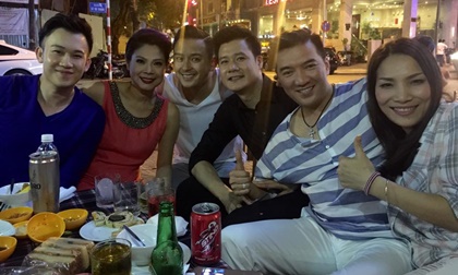 Dàn sao Việt gạo cội 'tụ tập ăn chơi' tại vỉa hè 