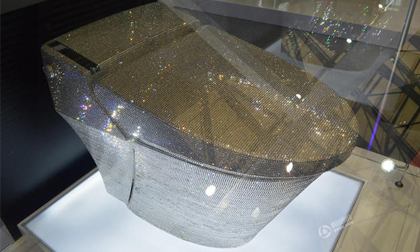 Bồn cầu gắn pha lê giá 2,8 tỷ