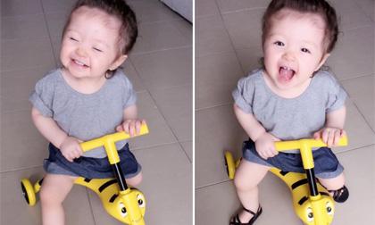 Cadie cười tít mắt ngồi 'xe xịn' đi giao mì