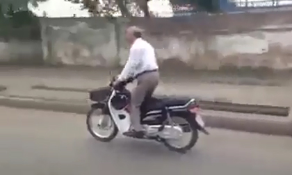 Cụ già chạy xe như tổ lái ở Hải Phòng gây sốc