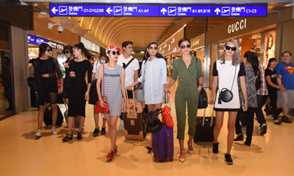 Loạt người mẫu đổ bộ tại sân bay tới Mỹ diễn show Đỗ Mạnh Cường
