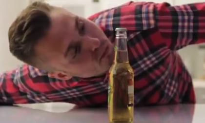 Cách mở bia mà không cần chạm vào chai