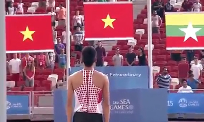 Ấn tượng: VĐV Việt Nam chào cờ khi Quốc ca vang lên dù đang thi đấu