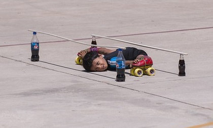 Nể phục cậu bé trượt patin 'siêu dẻo'