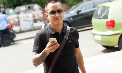 Tuấn Hưng 'đầu trọc' vẫn đầy tự tin trên đất Đức