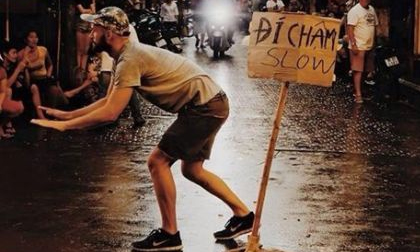 Hành động nghĩa hiệp của chàng Tây trong cơn giông ở Hà Nội