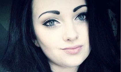 Cô gái xinh đẹp chết đuối sau khi được người yêu hôn trên xe