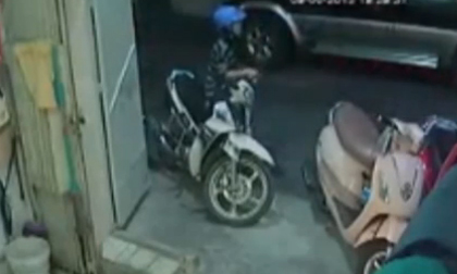 Cô gái bị giật iPhone khi đang ngồi ngay trên vỉa hè