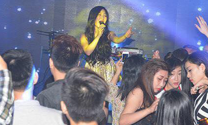 Hương Tràm diện váy ngắn, nhảy bốc lửa trên sân khấu Q10