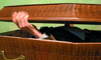 Bàng hoàng những vụ người chết 'bật nắp quan tài sống lại'