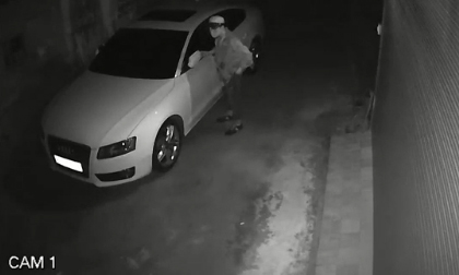 'Bẻ' gương xe Audi A5 trong tích tắc