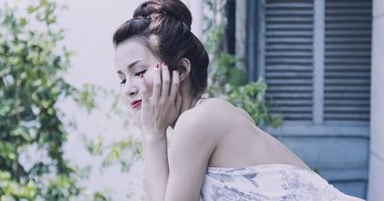 Diệp Lâm Anh phô diễn lưng trần gợi cảm