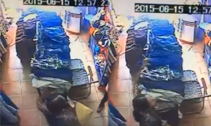 Bà già 'siêu trộm' mang nón lá, bao tải trộm cả chục bộ quần áo