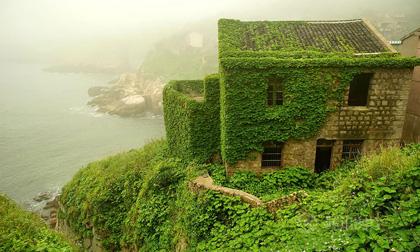 Làng chài bỏ hoang đẹp tựa chốn thần tiên