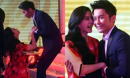 Phạm Băng Băng vấp ngã vì giày cao khi sánh đôi bên bạn trai