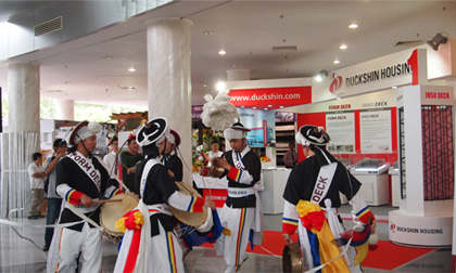 Diễn viên múa Hàn Quốc 'hút khách' tại Vietbuild