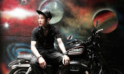 Ông bố xăm trổ 9X vẽ Graffiti trang trí cho cửa tiệm