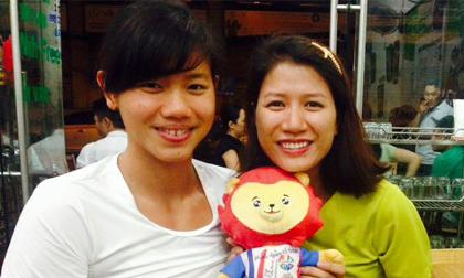 Trang Trần hào hứng chụp ảnh cùng kình ngư Ánh Viên