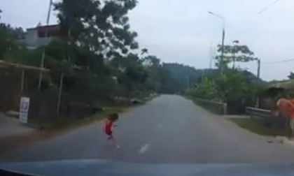 Trẻ em băng qua đường khiến tài xế 'đứng tim'