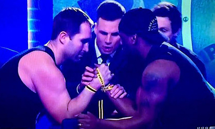 Rợn người cảnh gãy đôi xương tay của sao rugby