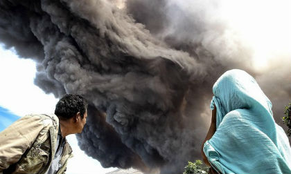 Khoảnh khắc núi lửa phun tro bụi ở Indonesia 