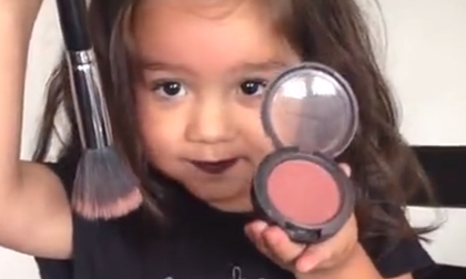Bé gái dạy trang điểm cực dễ thương