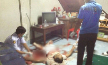 Hiện trường người đàn ông tự rạch bụng mình 