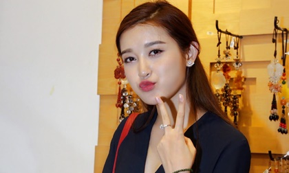 Huyền My giản dị tạo dáng 'nhắng nhít' ở sự kiện