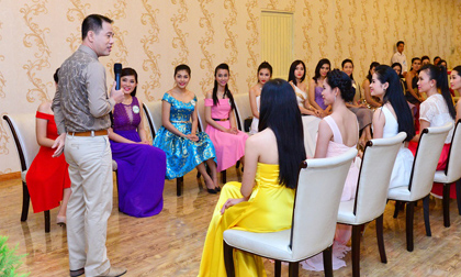 PGS. TS Huỳnh Văn Sơn được hàng loạt chân dài vây quanh