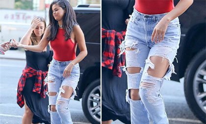 Selena Gomez chuộng mốt quần rách tả tơi ra đường