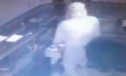 Trộm đột nhập, ăn cắp một bao tải vàng