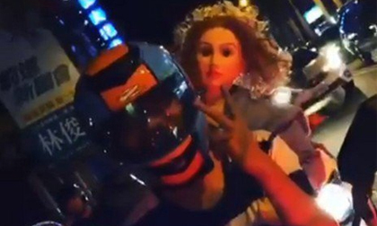 Nam thanh niên chở búp bê... dạo phố