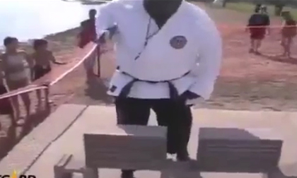 'Thánh đập gạch': Đập nát 100 chồng gạch trong 1 phút 30 giây