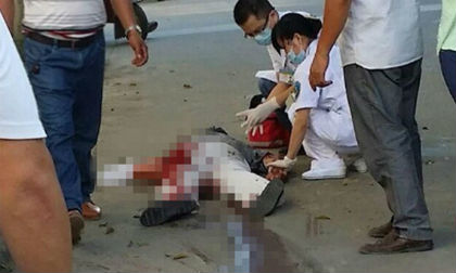 Đâm chết cha, cướp con trai táo tợn ngay trước cửa nhà giữ trẻ