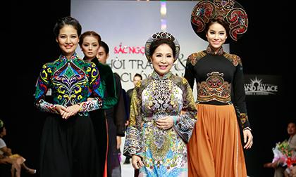 NSƯT Kim Xuân được cổ vũ nồng nhiệt khi trình diễn thời trang