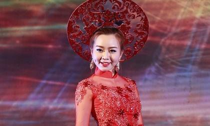 Thư Đình đẹp nền nã trong tà áo dài đỏ truyền thống