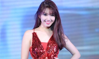 Thúy Ngân khoe dáng nuột nà trong gam đỏ nổi bật